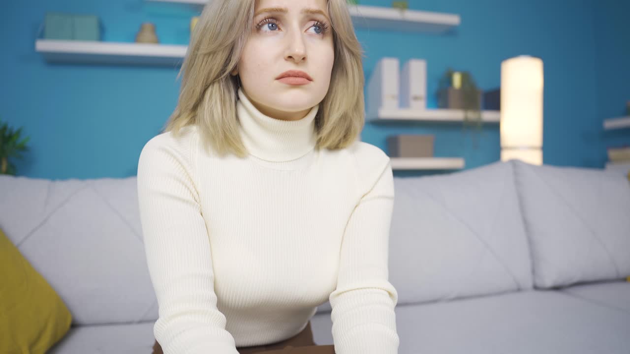 좌절된 젊은 여성은 불안, 고통, 압력, 정신적 스트레스를 느끼고 있습니다.