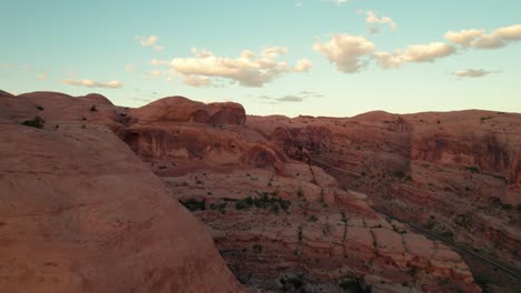 Un-Dron-Panorámico-Distante-Disparó-Sobre-El-Arco-De-La-Corona-En-Moab,-Utah-Al-Atardecer