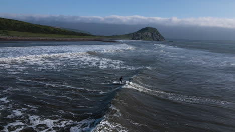 vue de drone sur les vagues dans l'océan clips stock de mer