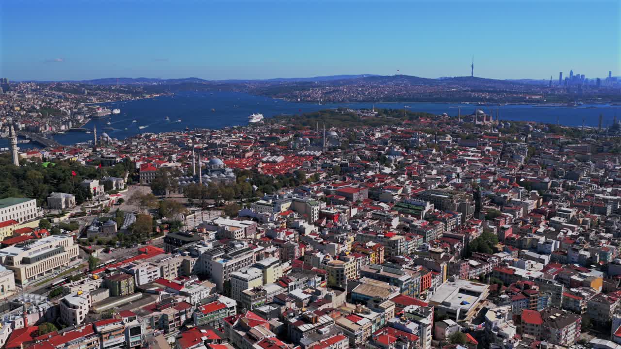 Mattina Fatih Istanbul Turchia Türkiye vista aerea drone panorama urbano porto Corno d'Oro Moschea Blu tempio Hagia Sophia Grande Moschea cielo blu nuvole Stretto del Bosforo fiume traghetti barche panoramica movimento a sinistra