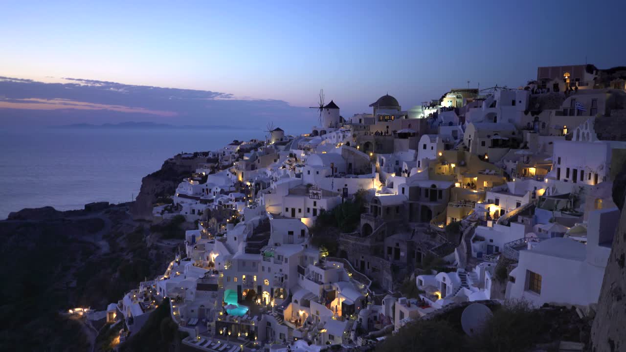 crepúsculo en el pueblo de oia en santorini, grecia