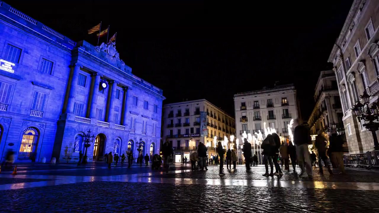 Piazza pubblica a Barcellona di notte