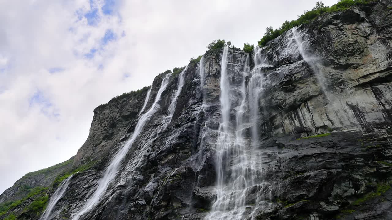Fiordo di Geiranger, cascata delle Sette Sorelle. Bellissimo paesaggio naturale della Norvegia.