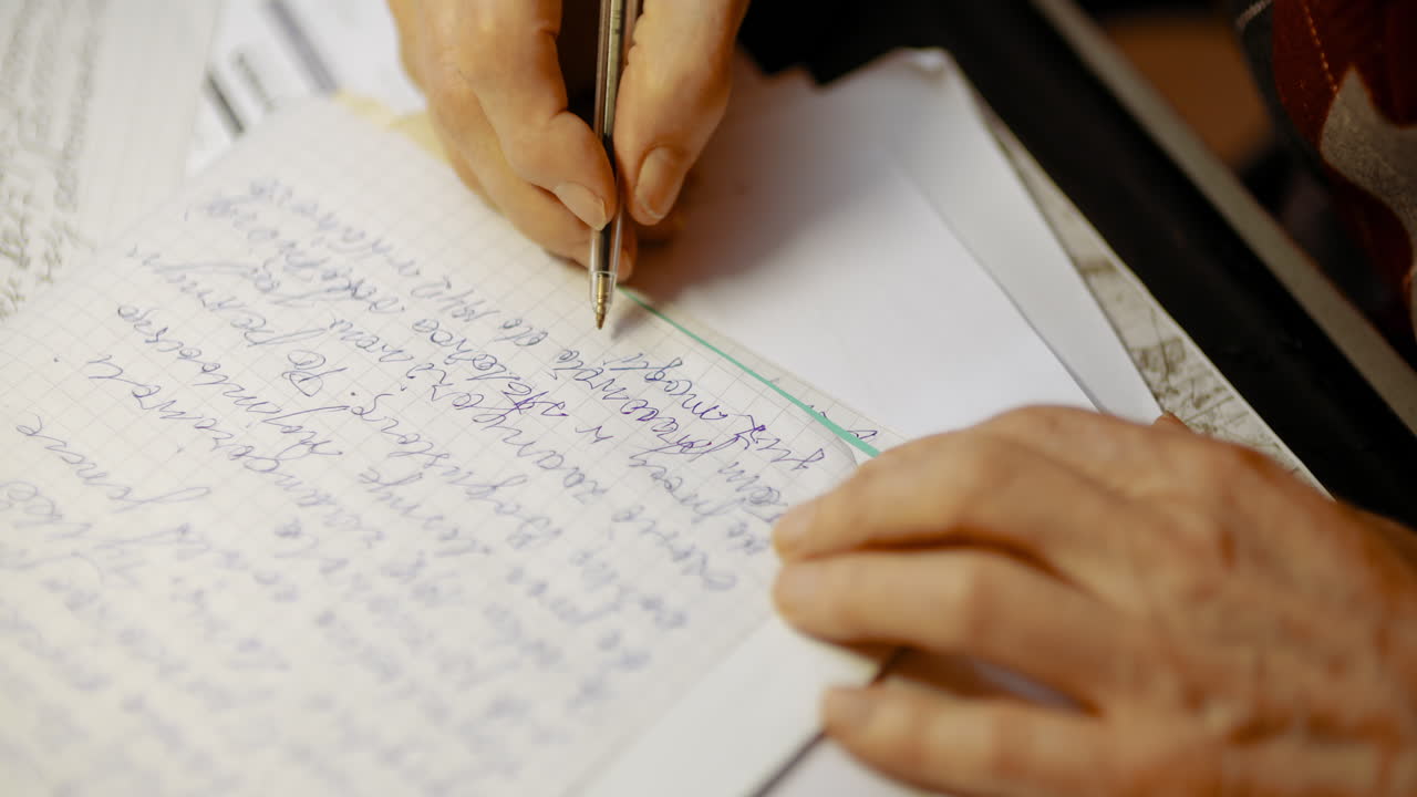 empresario senior escribiendo en papel en la mesa en la oficina 14