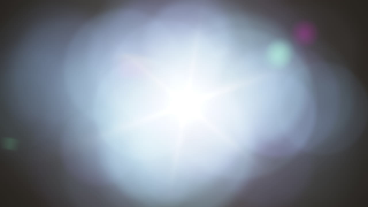 Bagliore di luce brillante con sfere e artefatti dell'obiettivo mentre il centro ruota lentamente su sfondo nero. Usare "Add" o "Screen" per la sovrapposizione. Sci-Fi astratto. 4K