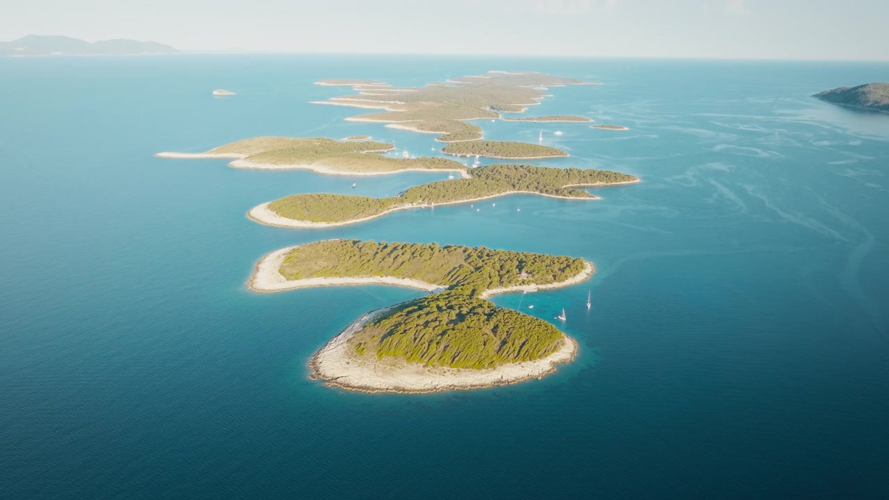 Pemandangan udara drone Kepulauan Pakleni dikelilingi Laut Adriatik yang tenang saat matahari terbit dekat Hvar, Kroasia