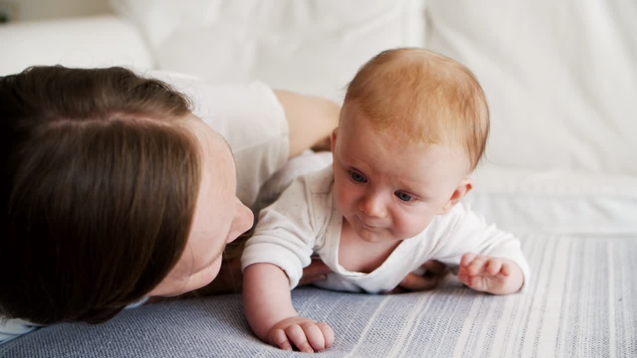 귀여운 아기 딸과 포즈를 취하는 행복한 엄마
