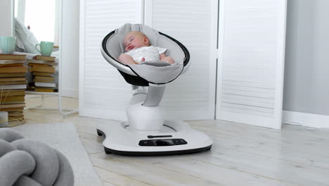 baby schläft in einem schaukelstuhl für kinder hightech-design in weißem schlafzimmer