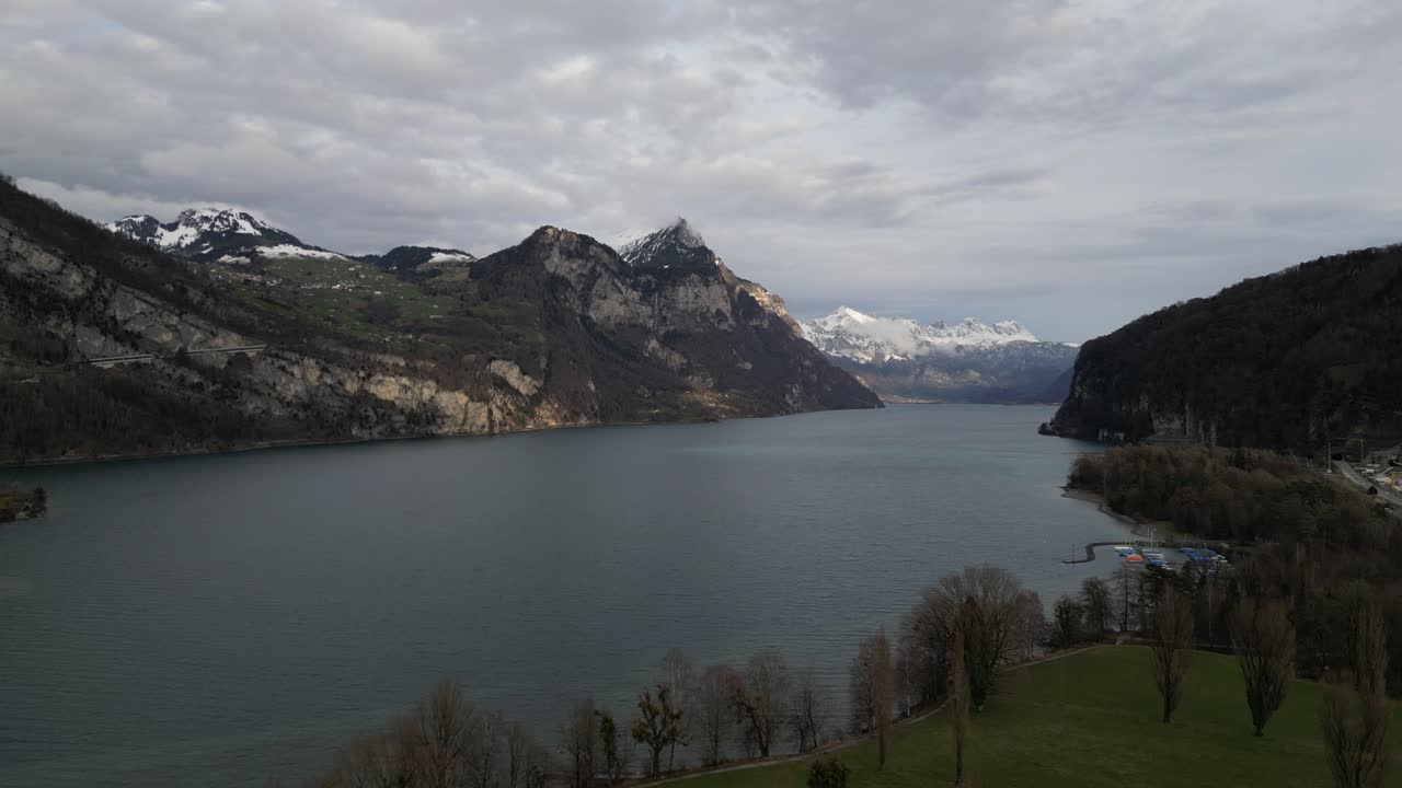 panorámica aérea lenta sobre la costa del lago en walensee, suiza