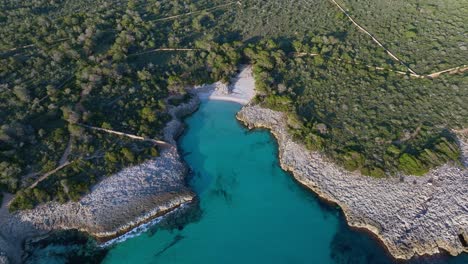 Vista-Aérea-De-La-Playa-Virgen-De-Es-Talaier-Con-Agua-Azul-Clara-En-Menorca-España