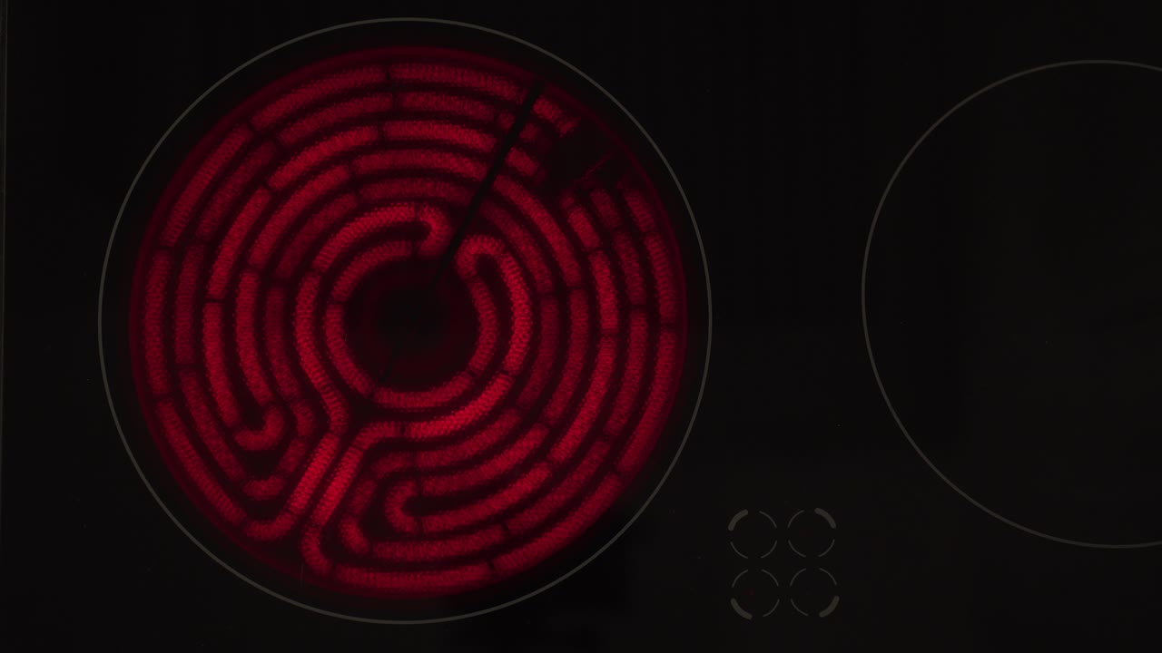 cerca de calentar la estufa eléctrica al color rojo.