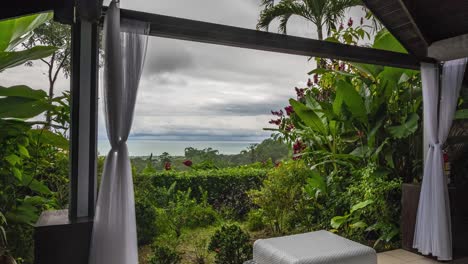 Lapso-De-Tiempo-De-Un-Hermoso-Paraíso-Tropical-Fuera-De-La-Ventana-De-Un-Hotel