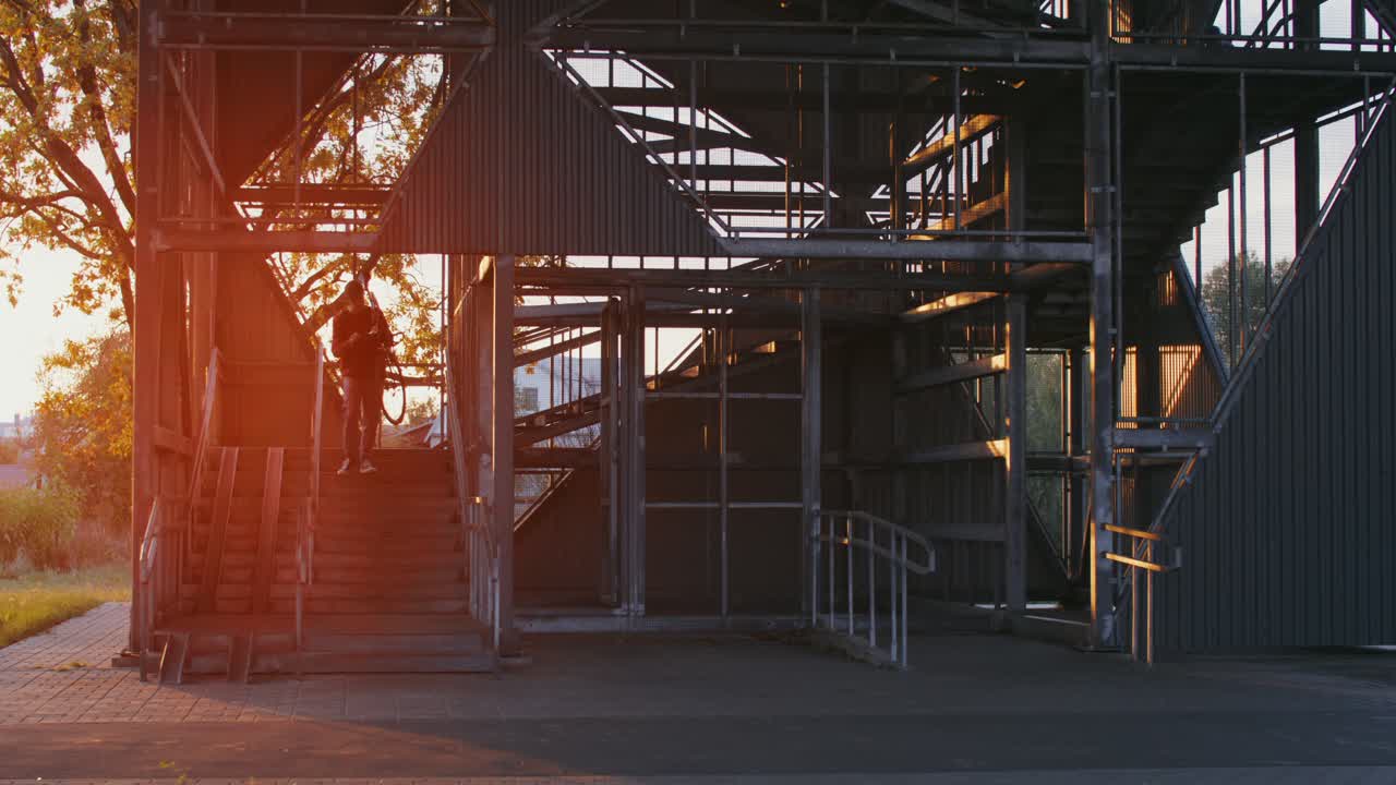 puesta de sol en la estructura metálica moderna