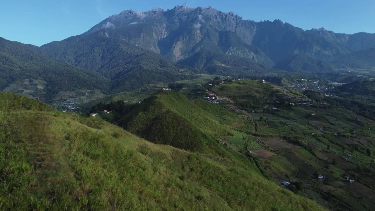 hermosa toma de avión no tripulado de los campos de kundasnag que muestra el monte kinabalu en el fondo sabah malasia luz del día