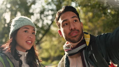 senderismo, pareja y vista al aire libre en el bosque