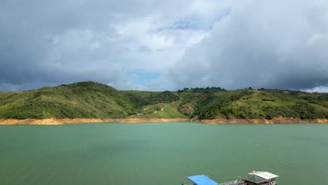 Drone-Aéreo-Hiperlapso-Lago-Calima-Con-Nubes-Moviéndose