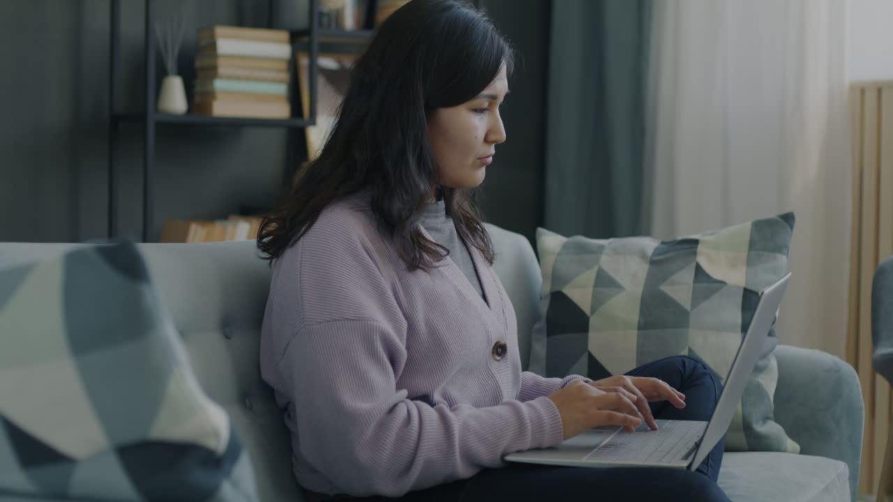 집에서 노트북에서 일하는 여자