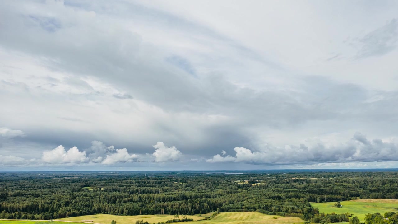 Drone time-lapse af sommerstormskyer, der danner sig over et stort grønt landskab på landet