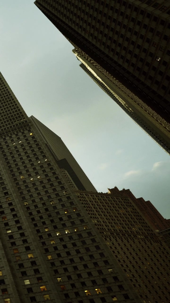 Edifícios da cidade que se elevam em direção ao céu ao entardecer