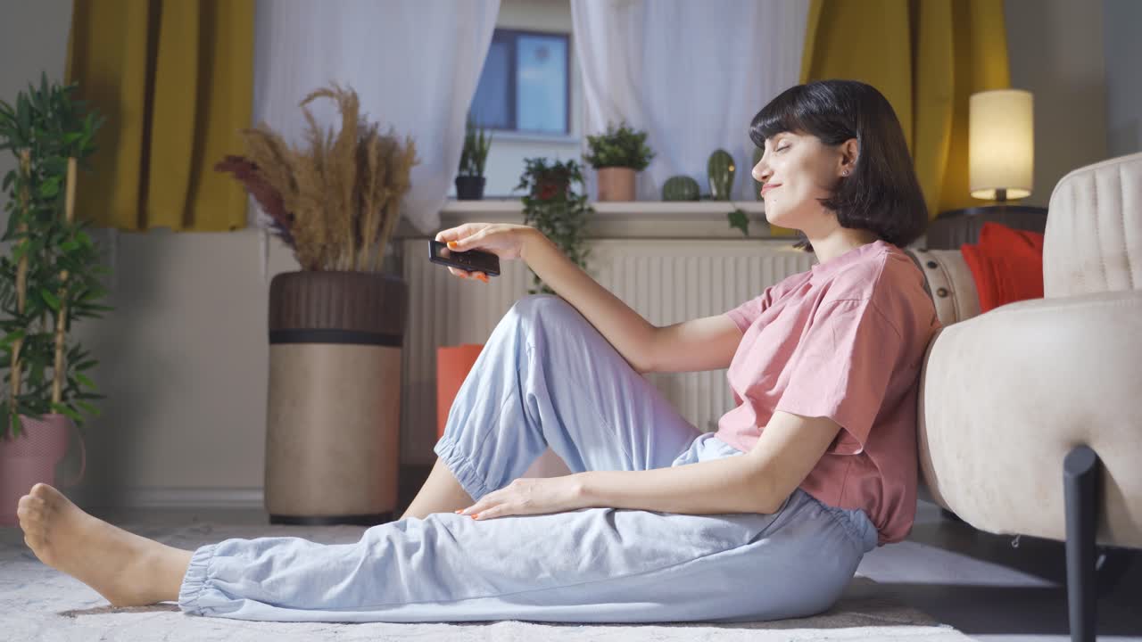 그녀가 tv에서 보는 것에 "와우"라고 말하는 여성.