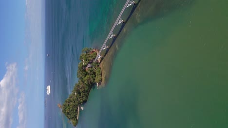 Tiro-Vertical-Del-Puente-De-La-Bahía-De-Samana-Y-La-Isla-De-Cayo-Vigia-En-Dominicana,-República