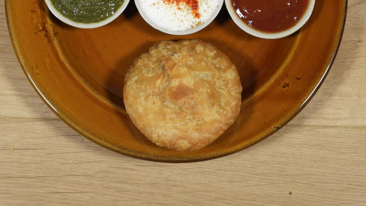 samosa y kachori servidos con condimentos, seguimiento de top-shot