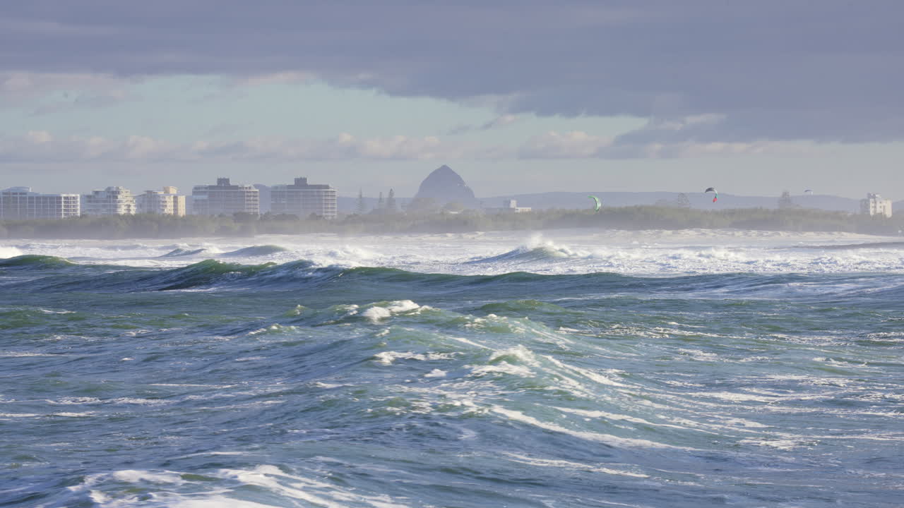 호주 지평선에 카이트서핑과 해변이 있는 바다에서 4k의 큰 푸른 파도