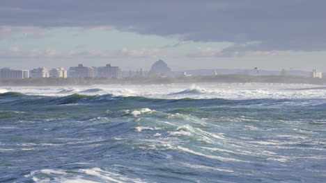 4k grandes olas azules del océano en el mar con kitesurf y playa en el horizonte, australia