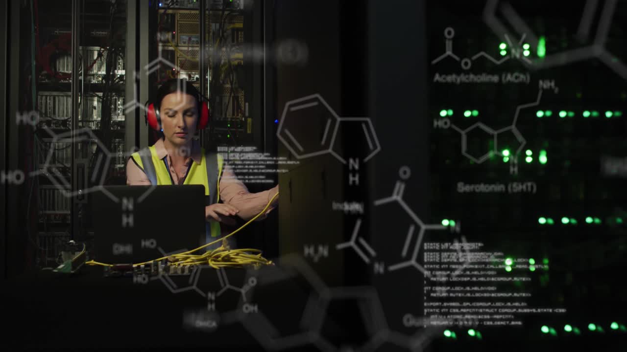 animación del procesamiento de datos médicos sobre una ingeniera caucásica que trabaja en la sala de servidores