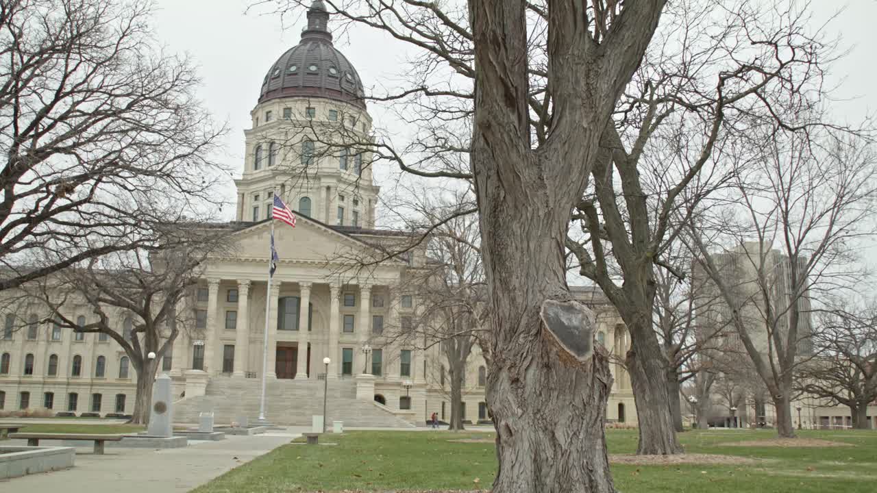 edificio del capitolio del estado de kansas en topeka, kansas con un video de dolly en movimiento de izquierda a derecha en cámara lenta