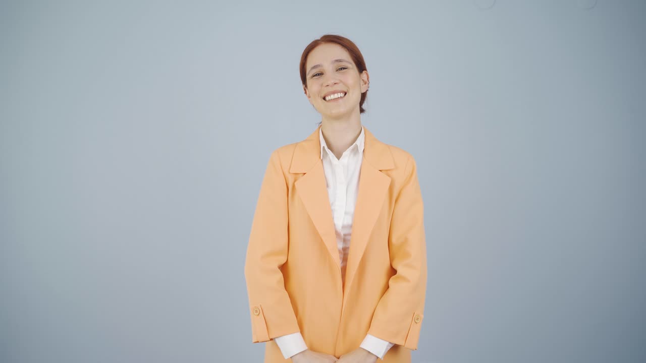 사업가 여성이 카메라를 바라보며 긍정적인 긍정적 인 입장을 취하고 있습니다.