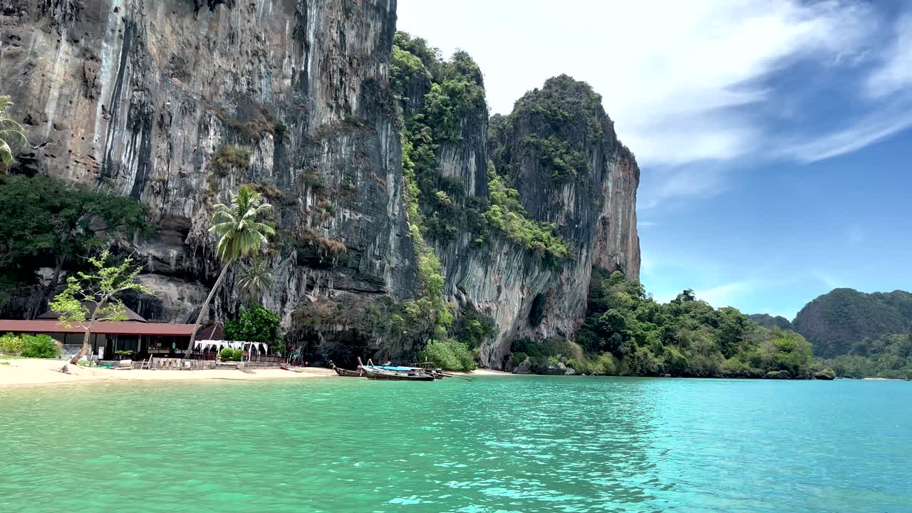 Avvicinamento alla spiaggia di Tonsai in barca - Thailandia - Ao Nang Krabi