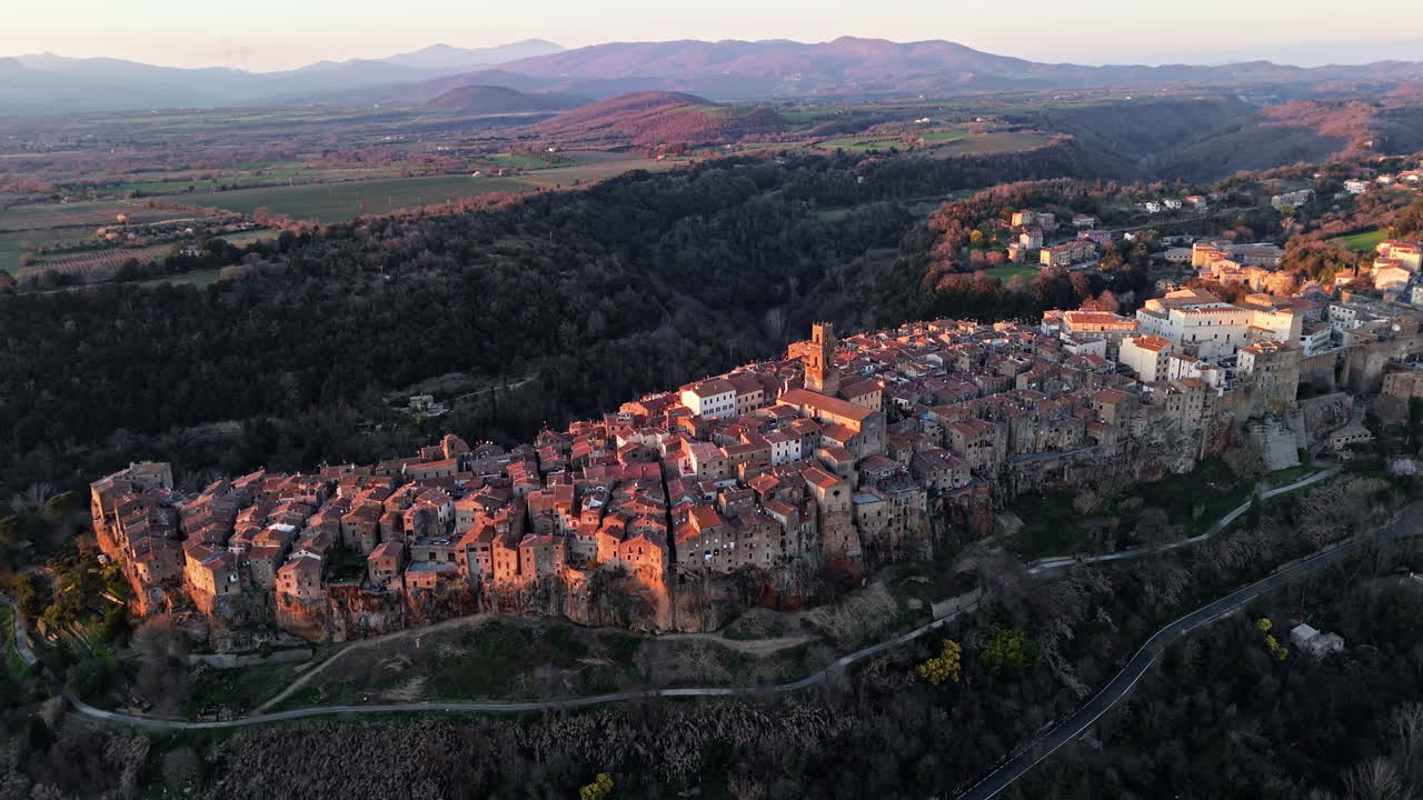 Pitigliano, Toscana, illuminata dal sole, veduta della città antica, sereno paesaggio di campagna.