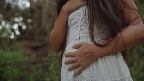 Las-Mujeres-Están-Haciendo-Ejercicios-De-Respiración-En-El-Bosque