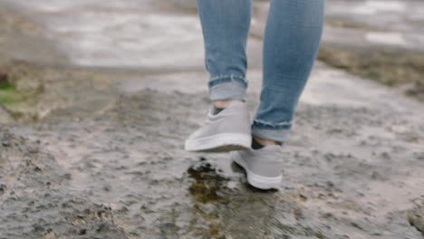 Mujer-Joven-Caminando-Sola-En-La-Playa-Concepto-De-Depresión-Adolescente-Solitaria