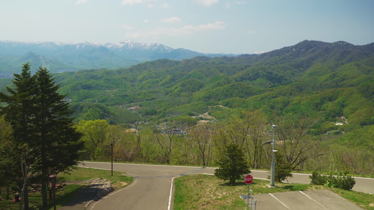 사포로 의 모이와 산 에서 초록색 언덕 을 바라보는 주차장