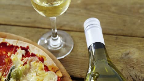 Leckere-Pizza-Mit-Einem-Glas-Wein-Und-Einer-Weinflasche