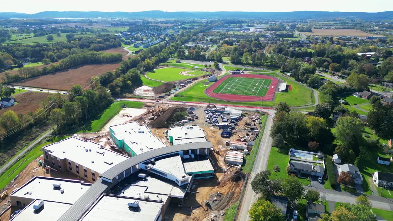 vista aérea de drones del sitio de construcción en una escuela