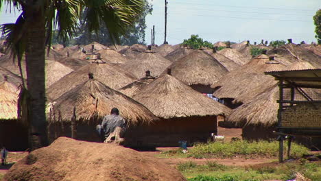 hütten stehen in einem flüchtlingslager im norden ugandas