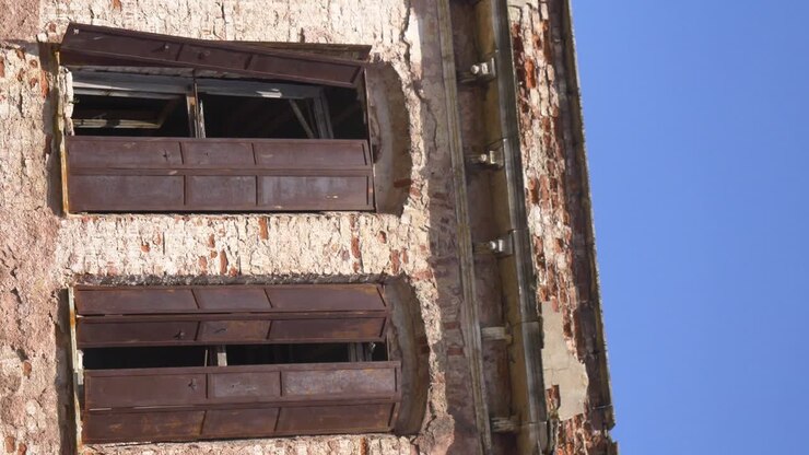 Edificio abbandonato con finestre danneggiate