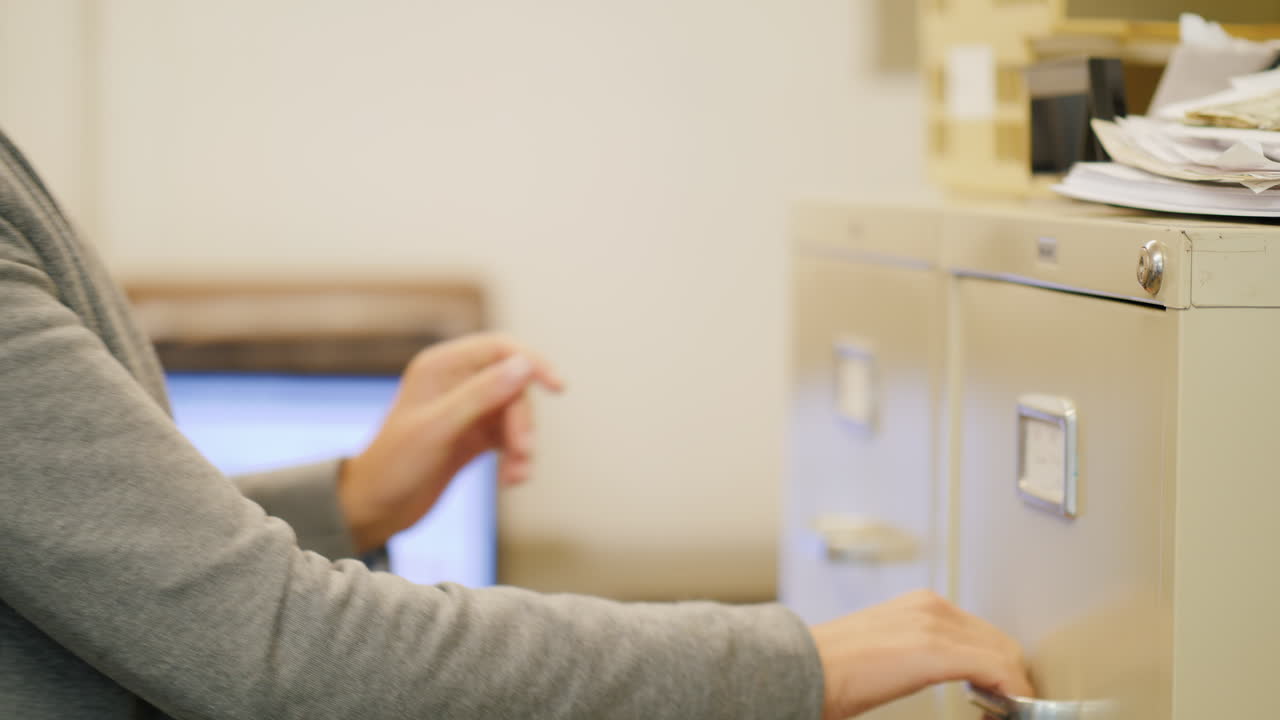 mujer ordena archivos en un archivador