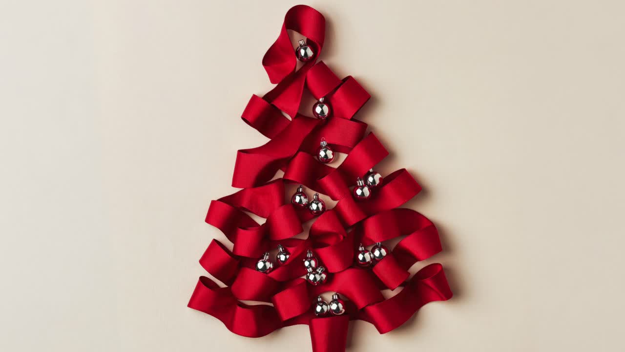 рождественская елка с красной лентой