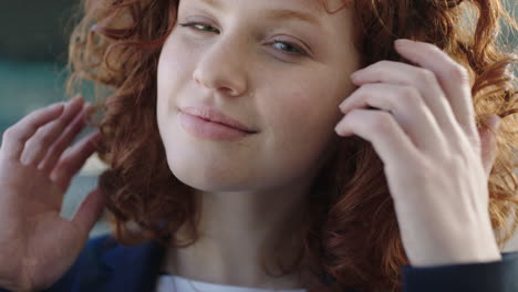 Joven-Mujer-De-Negocios-Relajada-Retrato-Ejecutivo-Corporativo-Pasante-De-Cabeza-Roja