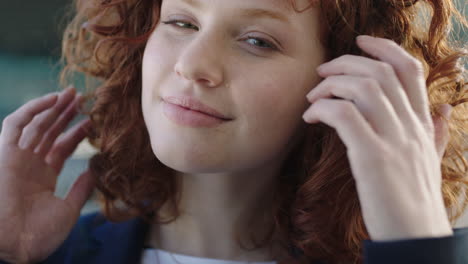 retrato de una joven mujer de negocios relajada ejecutiva corporativa pasante de cabello rojo