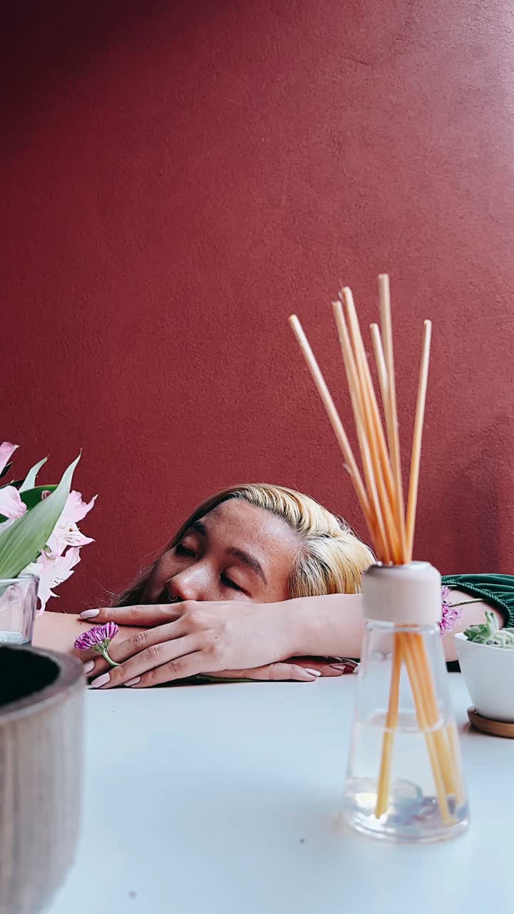 테이블 에 머리 를 고 있는 여자