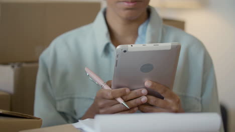 joven trabajadora afroamericana tomando notas