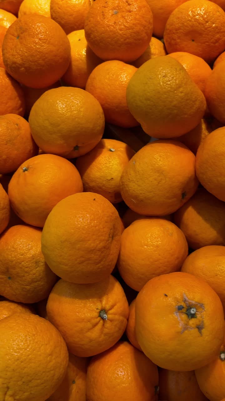 Primer plano panorámico de naranjas frescas.