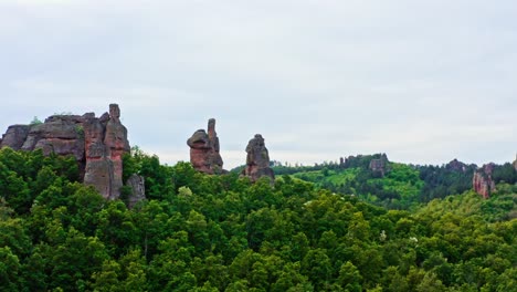 formaciones rocosas de piedra arenisca de belogradchik en el paisaje forestal de los balcanes