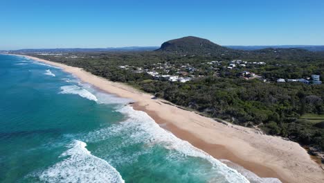 Vista-Tranquila-De-La-Playa-De-Yaroomba-Y-El-Monte-Coolum,-Queensland,-Australia-Toma-Aérea