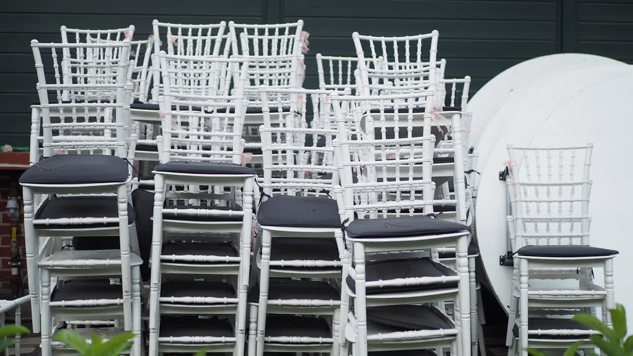 pila de sillas blancas para un evento
